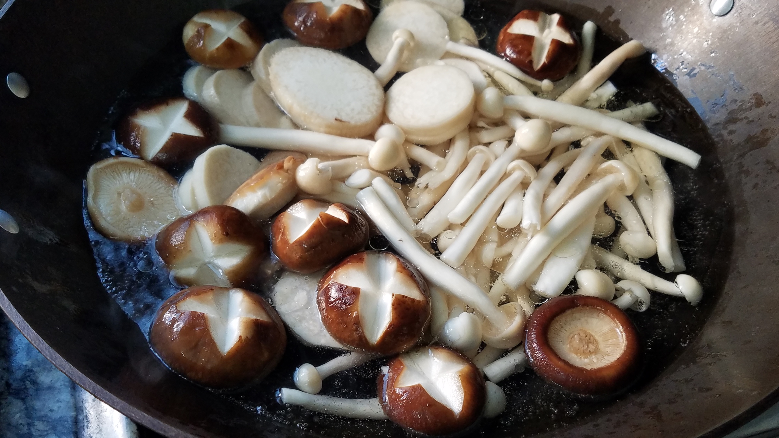 炒香菇炖鸡家常做法,炒香菇家常做法要不要焯水