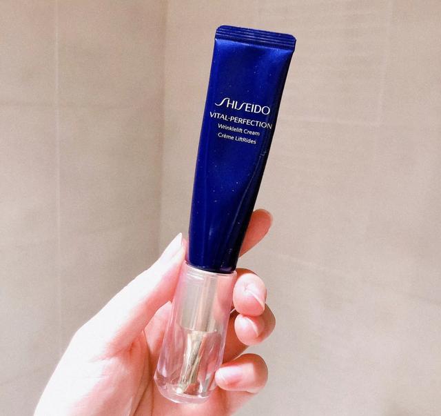 20岁就有鱼尾纹抬头纹用什么眼霜,眼霜对法令纹有效果吗