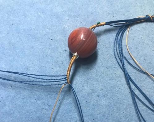 红玛瑙锁骨编绳教程,单颗玛瑙珠子如何编红绳