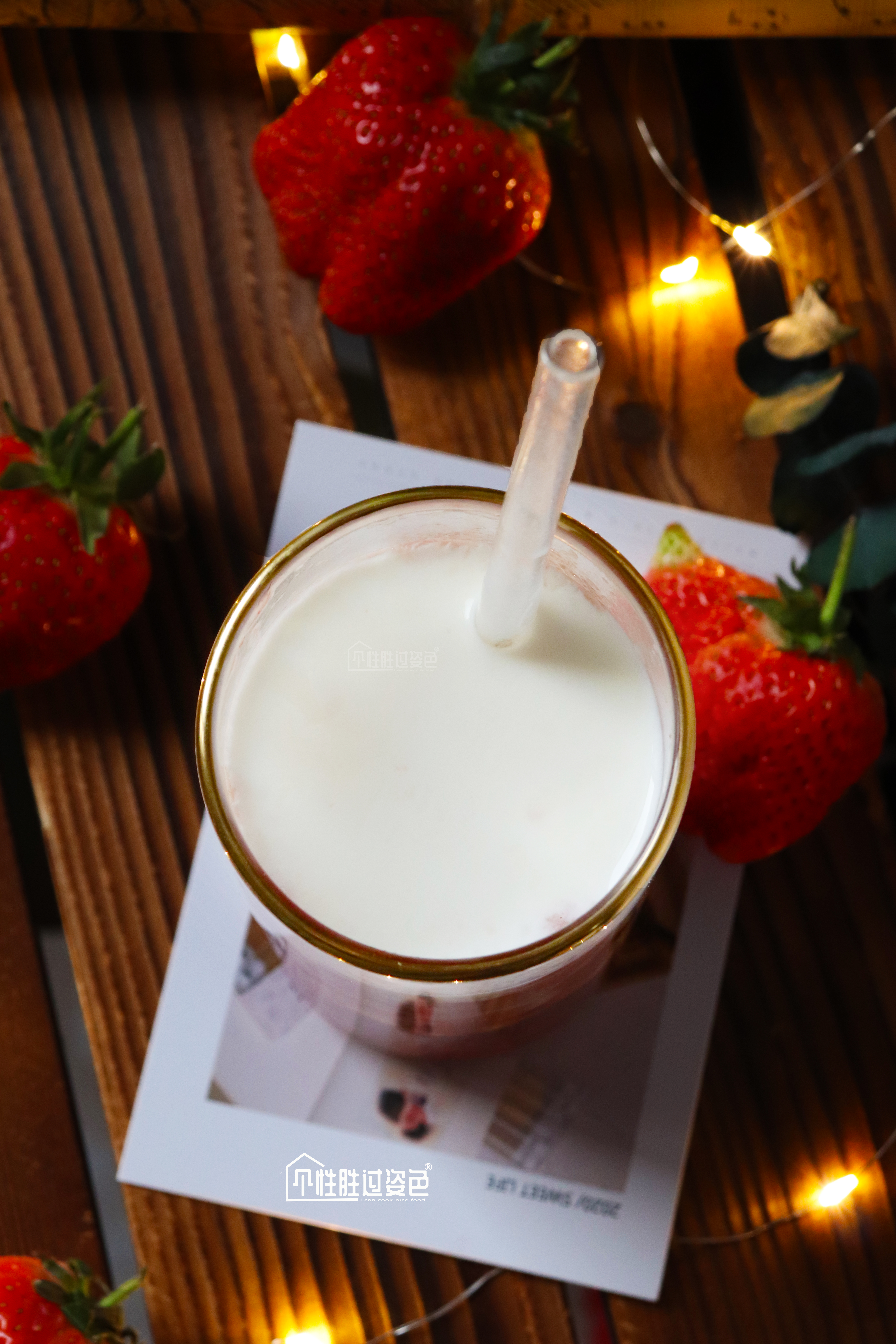 火爆网络的高颜值草莓鲜牛乳来了，喝完这杯我就是头条最甜的仔