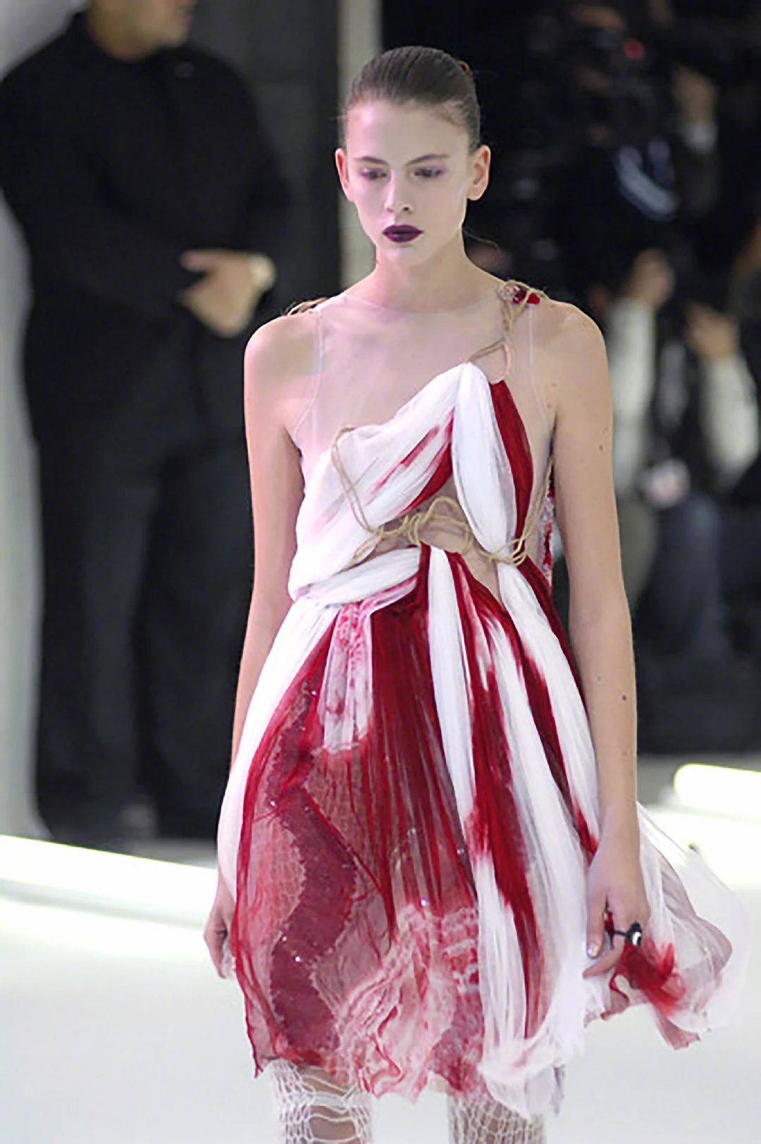 ladygaga穿红色礼服参加宴会,ladygaga鲜肉红毯造型