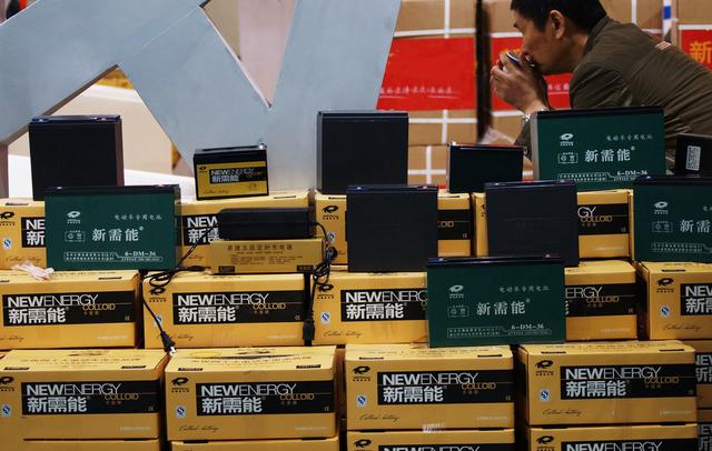 电动车用什么锂电池好,电动车铅酸电池和黑金电池哪个好