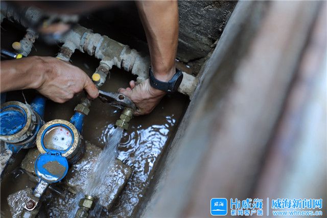 一双伤痕累累布满老茧的手,一双粗糙的手记载着很多酸甜苦辣