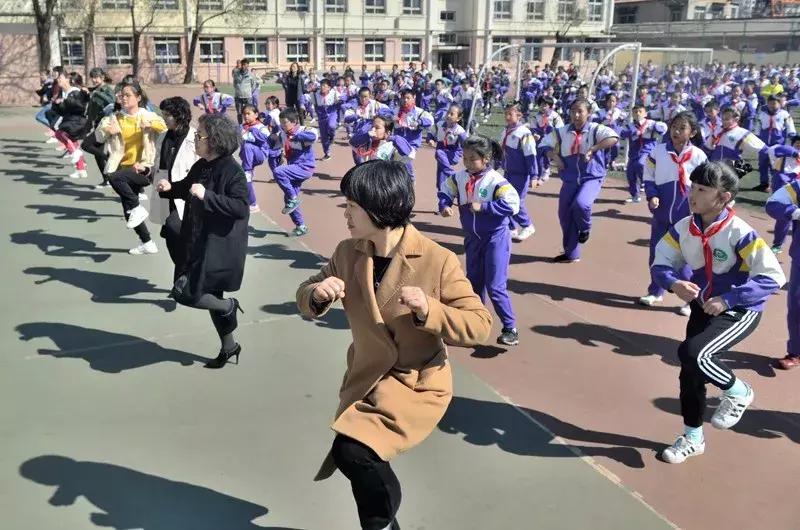 厉害啦！校长领舞，天津这所小学课间操火了！~落户天津落户联盟