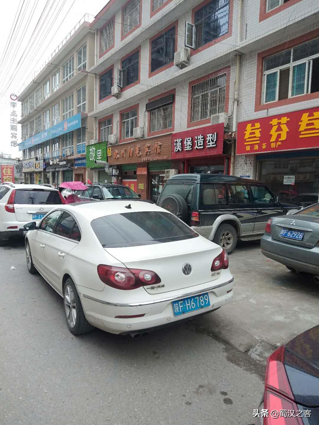 汉中：陕西理工大学东门对面的饮食街烟火气很旺，赚足了学生胃口