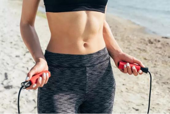 知俏：跳绳一个月，能瘦30斤？燃脂速度让人惊喜！