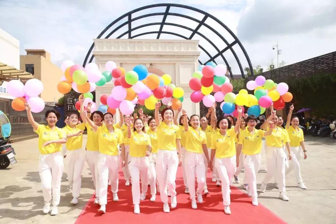 巨邦快乐集结号丨看见了，其中一艘游艇上，是我们的船长大舅哥