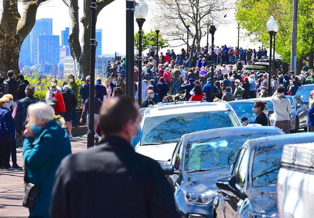 上万美民众无视病毒聚集,兴奋看飞行表演,飞机还飞过自由女神像