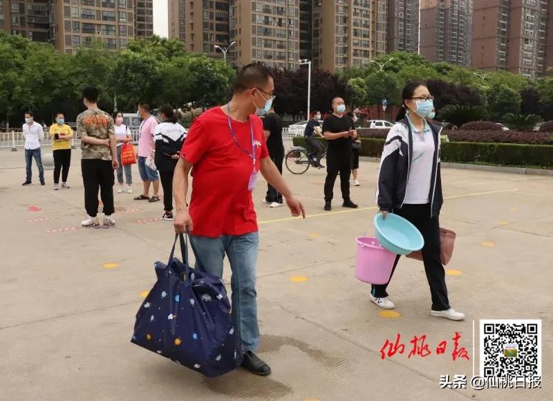 仙桃学生神兽归笼视频,神兽归笼小学家长开心到模糊