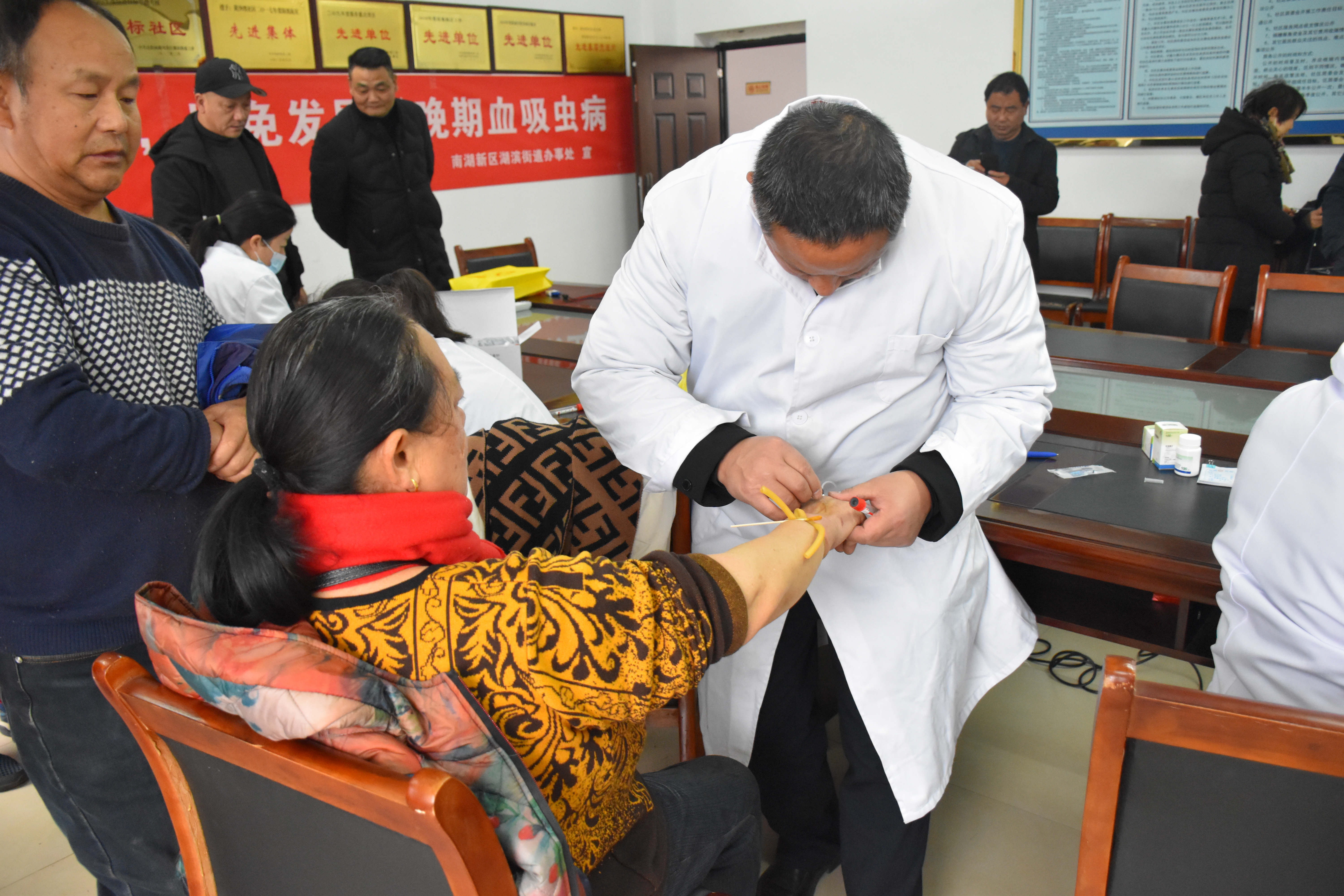岳阳黄沙湾居民好惬意！血吸虫病免费检查送到家门口