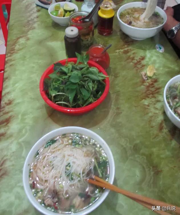 越南老兵重回当年战斗过的洞穴 (越南老兵回忆丛林战争)