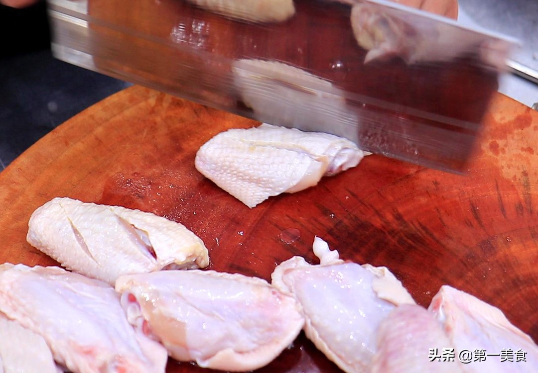 能吃鸡翅的家常做法,这样做的鸡翅软烂入味又好吃