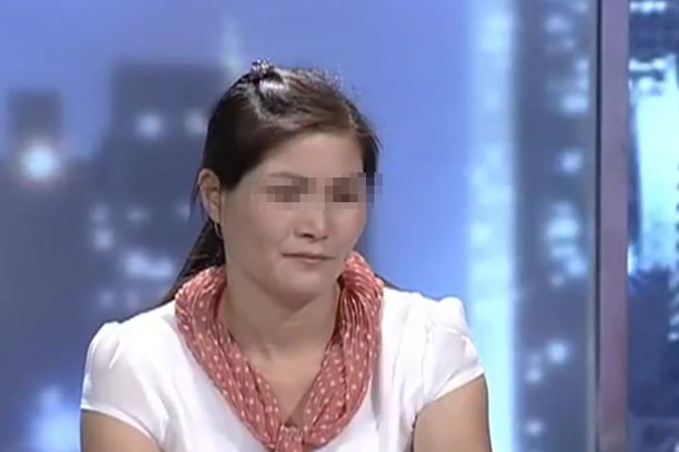 丈夫不懂人情世故，亲戚朋友来到家里，他居然用被子蒙头来躲避