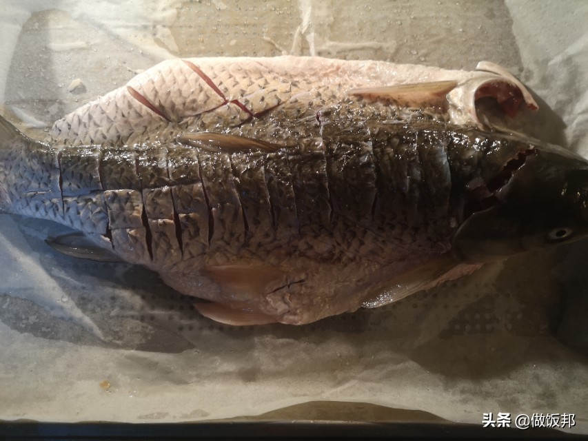 江边蒜香麻辣烤鱼做法教程家庭版,怎么烤鱼简单又美味在家就能做