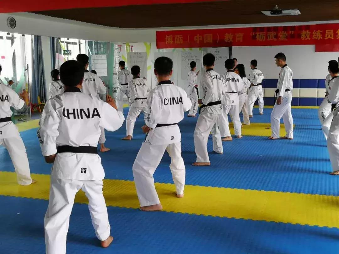 花式压腿训练,老师压腿训练