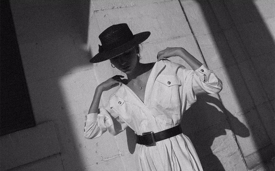 宣美黑色吊带裙,lisa时尚撞衫