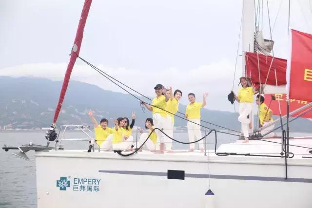 巨邦快乐集结号丨看见了，其中一艘游艇上，是我们的船长大舅哥