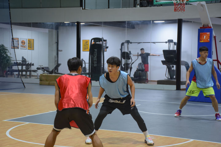 在叩丁狼1024怎么过？当然是“打爆”校长，挑战高颜值篮球博主