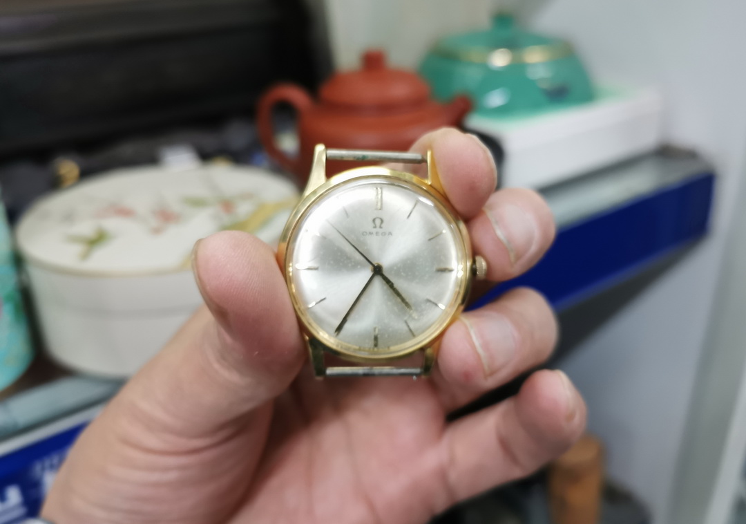 古玩市场古董表,逛古玩地摊淘到旧书