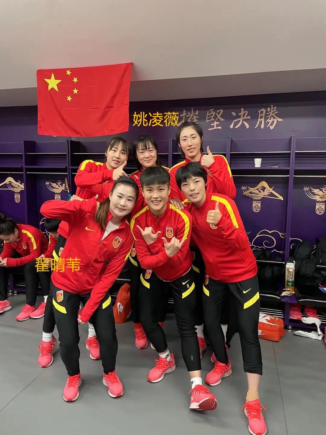 铿锵玫瑰绽放中国红,铿锵玫瑰两个人