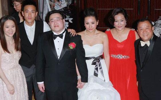 曾志伟花心？第二任妻子朱锡珍离世，两人曾长时间分居