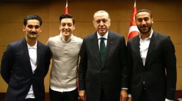 写“诗”歌颂恐怖主义，公然与中国对立，这样的明星到底是蠢还是坏？