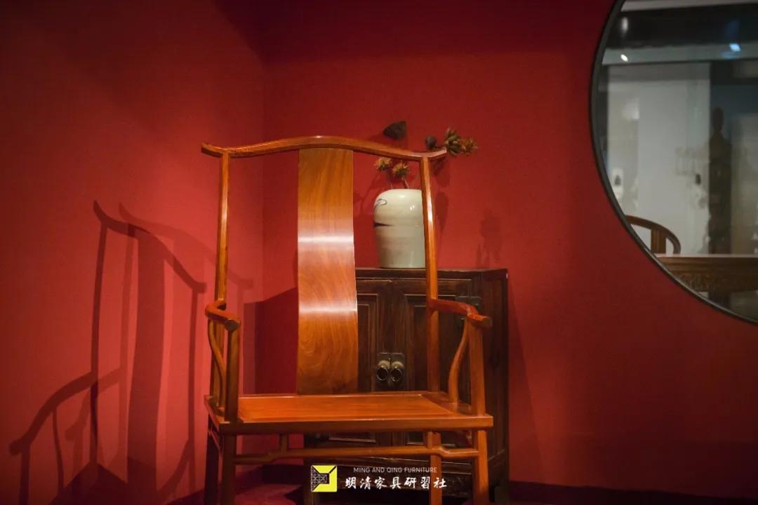 一张椅子风景图,一张好的官帽椅可以保证坐的舒适