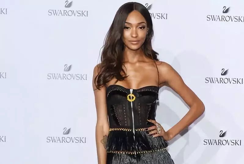 为什么要时尚必须得平胸,平胸是检验时尚最好的标准