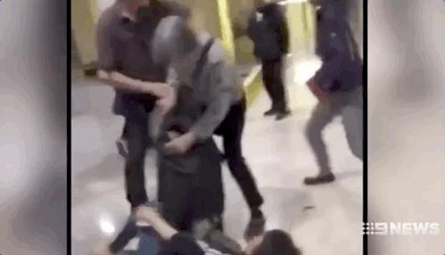 摔倒后仍匍匐前进！中国人海外抢购震惊老外