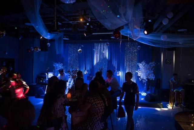 这家店年底真嚣张！捷克比尔森啤酒，买一送一嗨爆2018最后一个月