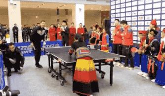 国乒2将穿羽绒服出席见面会！樊振东巧答理想型女友 马龙爆料师弟