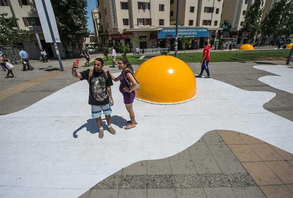 炎热的夏天要来，艺术家为了通知大家，从天上扔荷包蛋了