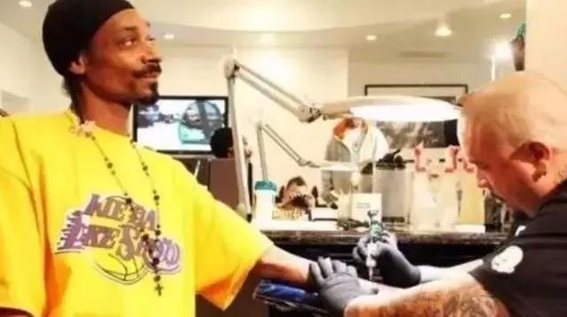 一个在鞋上做纹身的男人