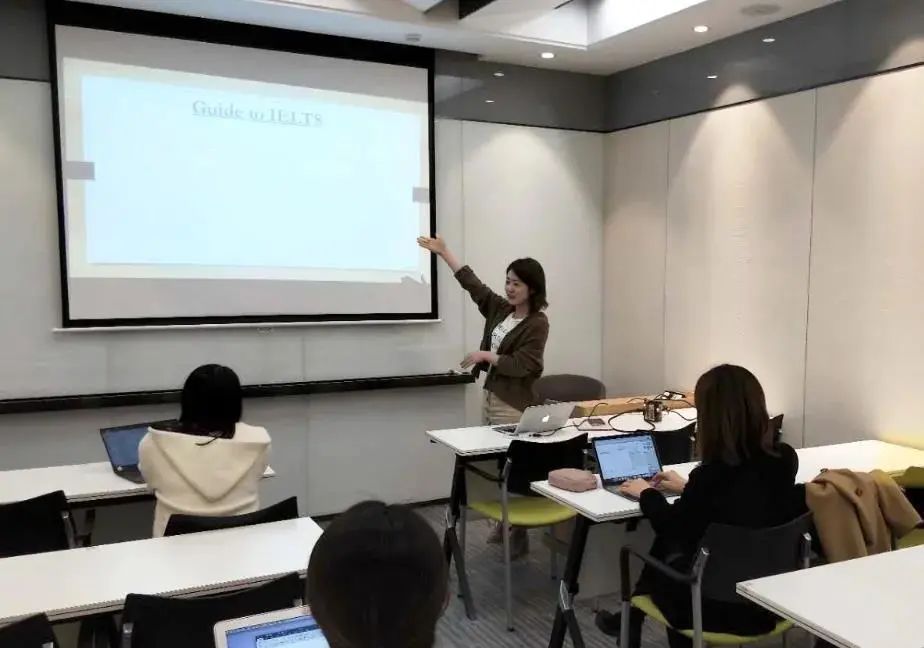 美食博主？英语老师？双重身份的她到底为什么让学生们如此喜爱？