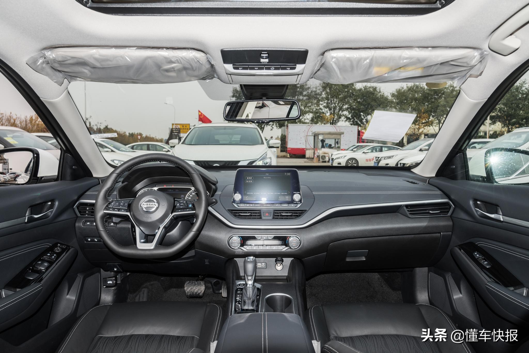 本田雅阁和日产天籁2.0t对比测试,天籁2.0t和雅阁混动怎么选