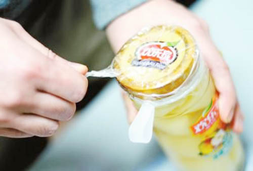 罐头打开拉环方法,罐头盖难开试试这招轻松就能开启