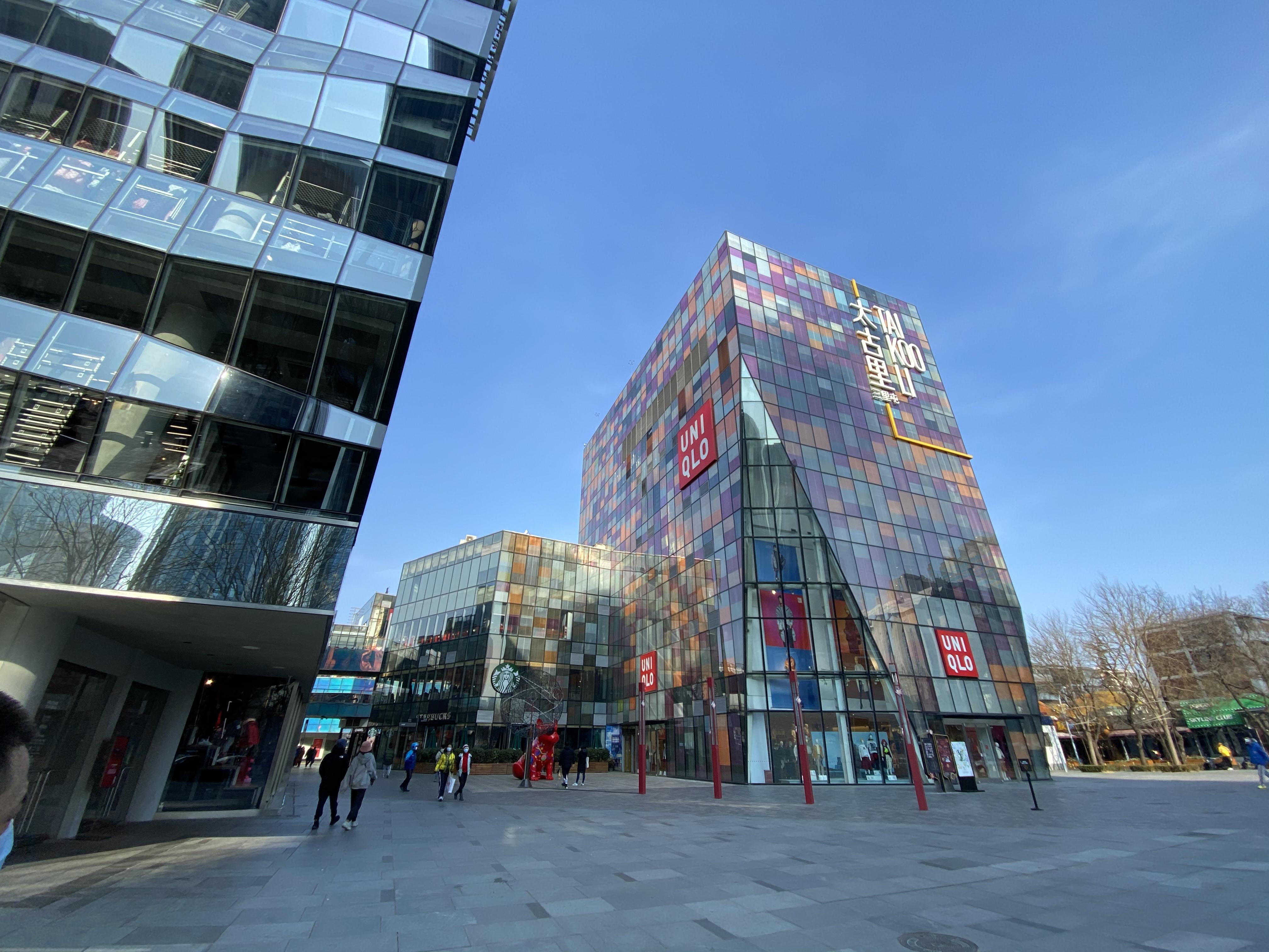 每天进店客人十个手指能数清,上一天休三天,盼着客人咨询,疫情中的奢侈品店员:从来没像现在这么想开工