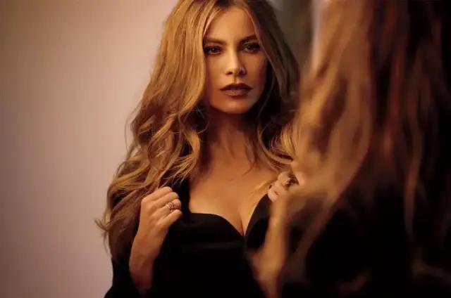 “全球第一美女”Gloria私生活，迷倒阿汤哥，二嫁豪门，年入两亿