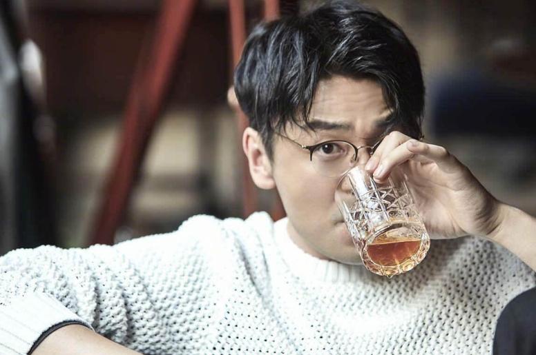 明星们是怎么被星探发现,雷佳音被星探发现