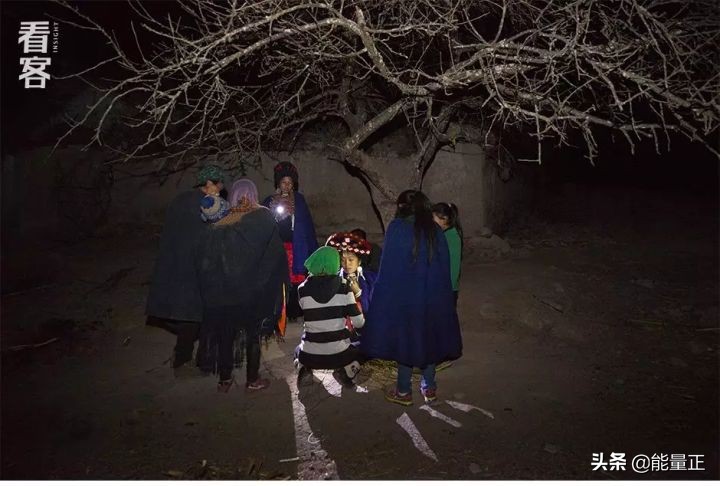 为了逃离包办婚姻，她们前往深圳打工赎身