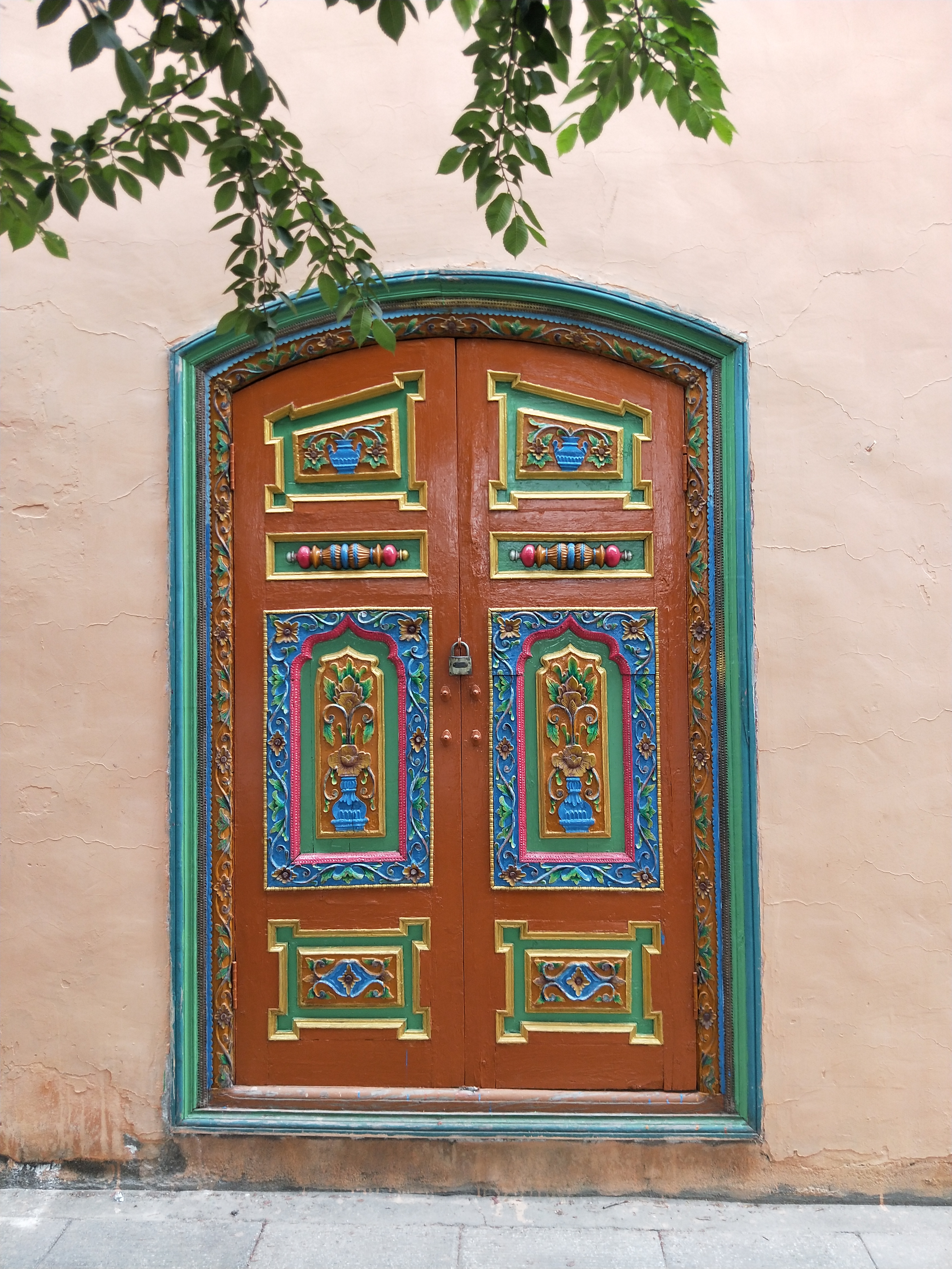 库车维族人多还是汉族人多,库车市维吾尔族