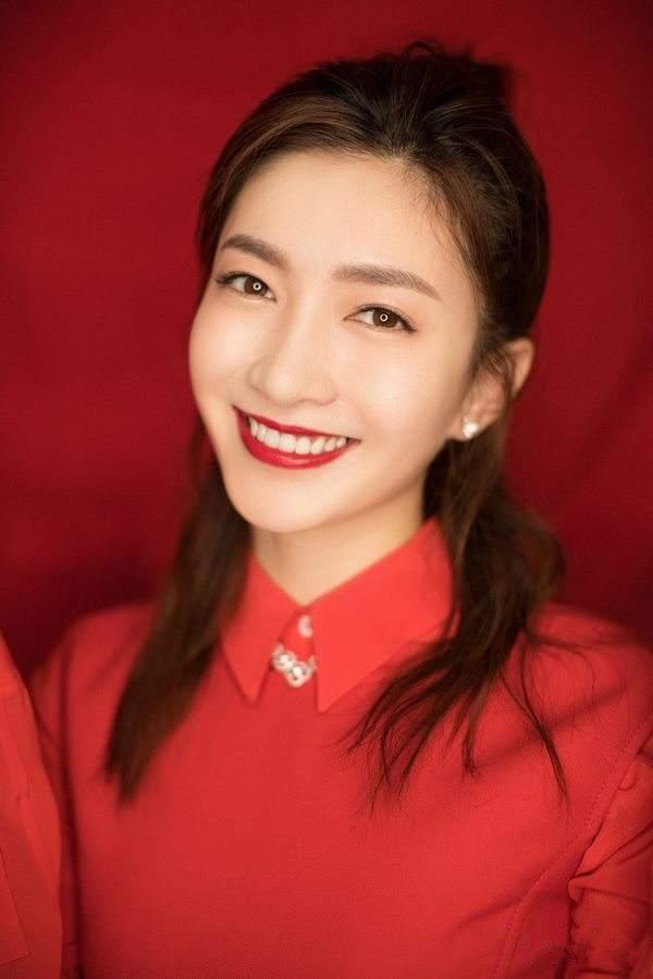 买口红都要选显白的色号 (口红必买色号推荐百搭显白)