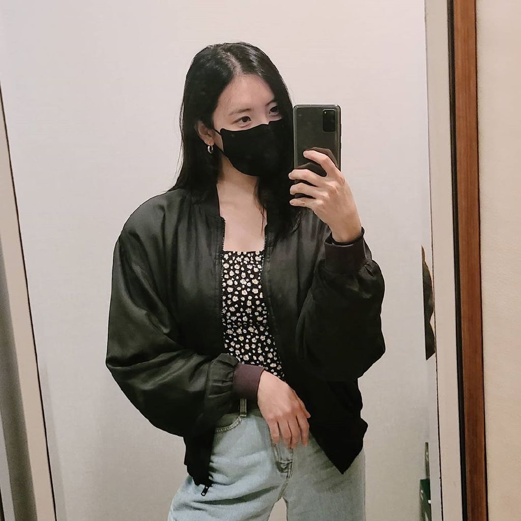 “南韩腿精”李宣美*服私**,白T超短裤加棒球外套,大长腿抢镜