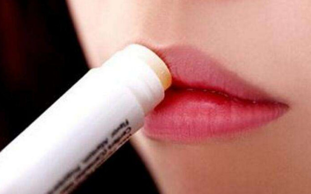 擦完口红嘴巴就起皮是怎么回事,怎样让嘴唇涂口红的时候不起皮