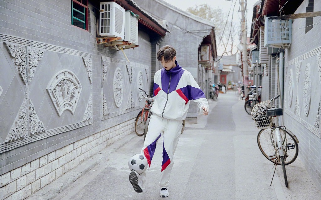 鹿晗穿过黑色运动鞋吗,鹿晗黑色装