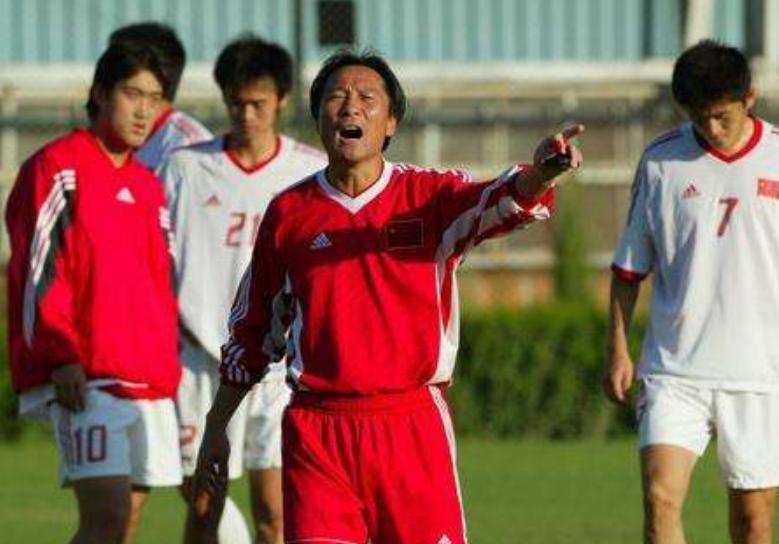 他和日本归化球员打架，46岁跑万米不输国脚，弟子骂他不懂球