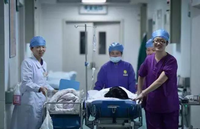 孕妇夜里生孩子去医院有人接生吗,孕妇医院门口生孩子丈夫为她接生