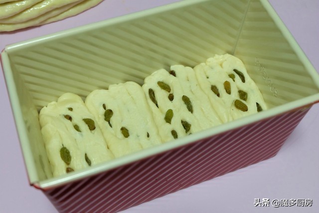 不加黄油炼乳葡萄干面包,蛋挞加淡奶油和炼乳葡萄干做法