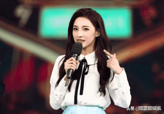 她曾是央视最美主持人,央视著名主持人走秀