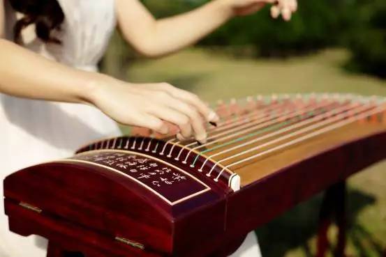 弹古筝的手有什么特别,古筝弹奏手指动作怎样最美